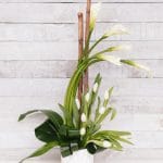 Arrangement floral - Callas, tulipes blanches et feuillage