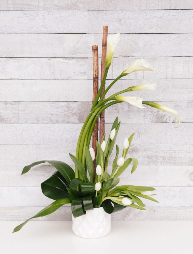 Arrangement floral - Callas, tulipes blanches et feuillage