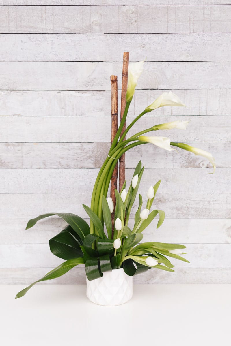 Arrangement floral - Callas, tulipes blanches et feuillage