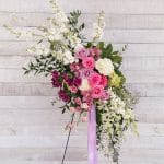 Arrangement de fleurs blanches, roses et mauves