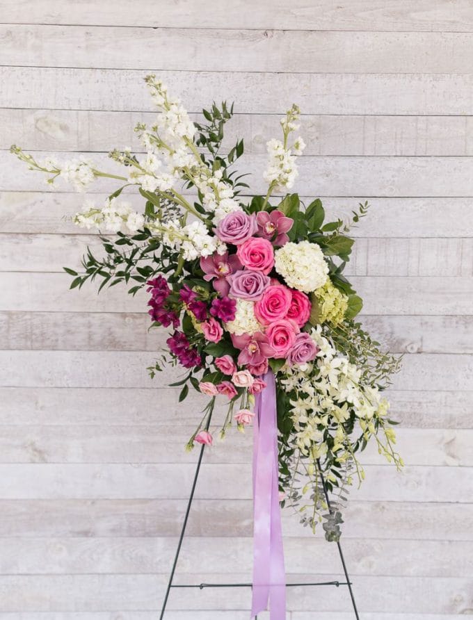 Arrangement de fleurs blanches, roses et mauves
