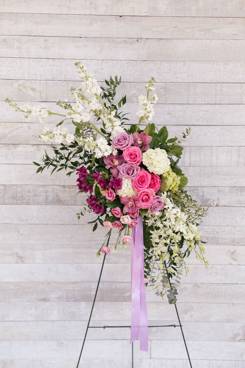 Arrangement de fleurs blanches, roses et mauves