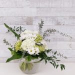 Bouquet de fleurs dans un vase - Marguerites blanches et hydrangées