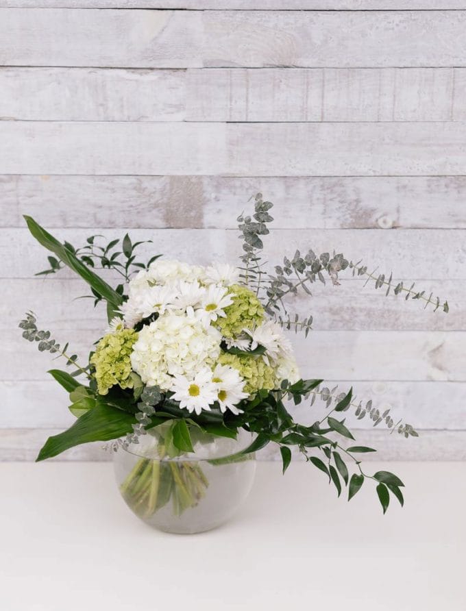 Bouquet de fleurs dans un vase - Marguerites blanches et hydrangées