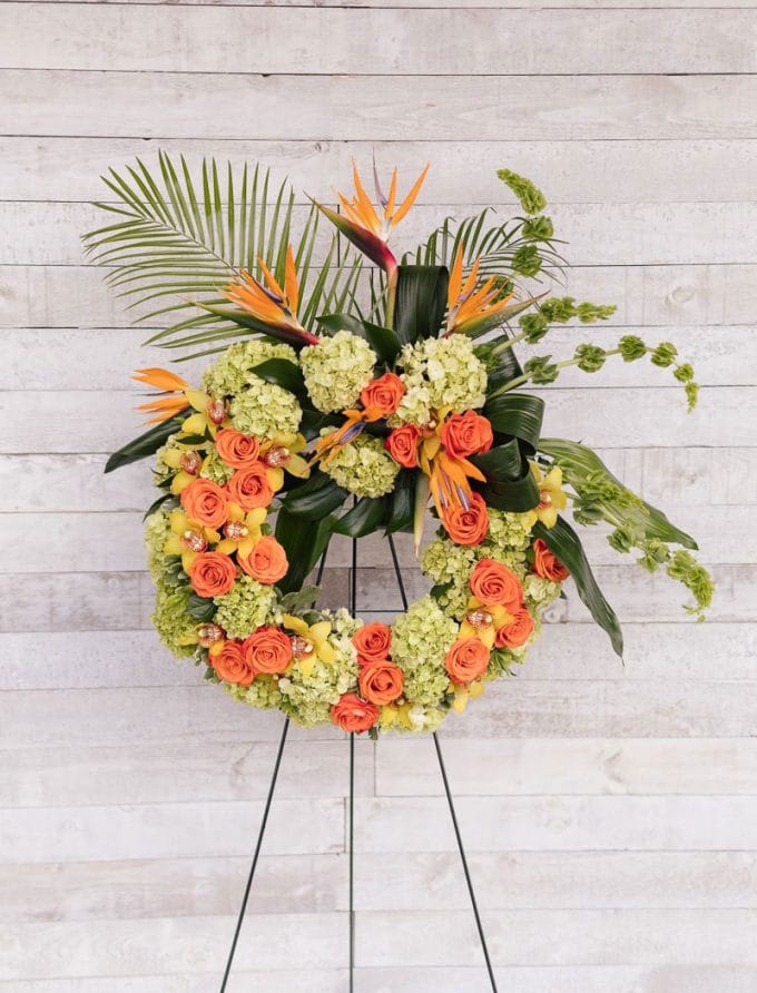 Couronne de fleurs - Oiseaux de paradis, roses oranges et hydrangées