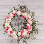 Couronne de fleurs roses et blanches avec feuillage