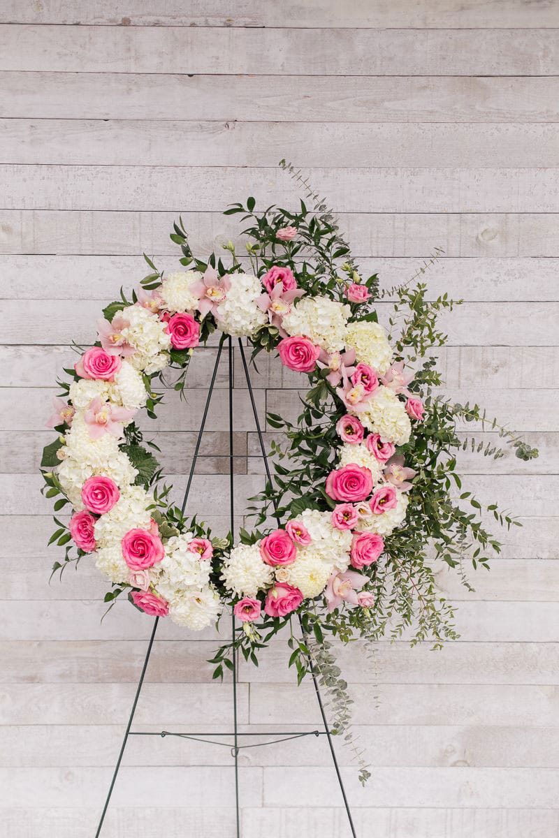 Couronne de fleurs roses et blanches avec feuillage