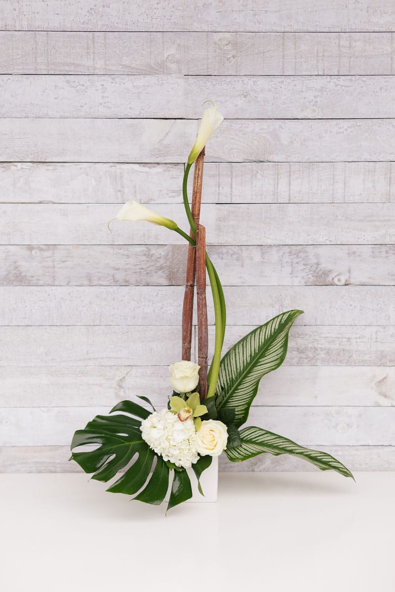 Arrangement funéraire - Callas, roses et hydrangées blanches