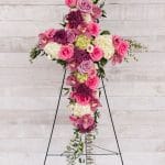Arrangement floral rose, mauve et blanc en forme de croix
