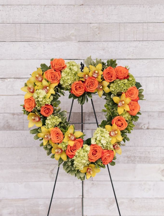 Arrangement funéraire floral en forme de coeur - Roses et orchidées