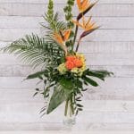 Arrangement funéraire floral dans un vase - Oiseaux de paradis et roses oranges