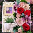 Boîte fête rose et rouge, macarons et haworthia