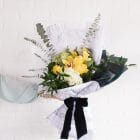 Bouquet de fleurs coupées - Alstroemeria, roses jaunes, cymbidium jaune, eucalyptus