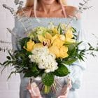 Bouquet de fleurs coupées avec vase - Hydrangées, alstroemeria, roses jaunes