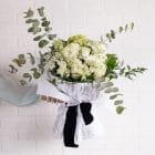 Bouquet de fleurs coupées - Hydrangées blanches et vertes, tulipes, roses, mums, eucalyptus, ruscus