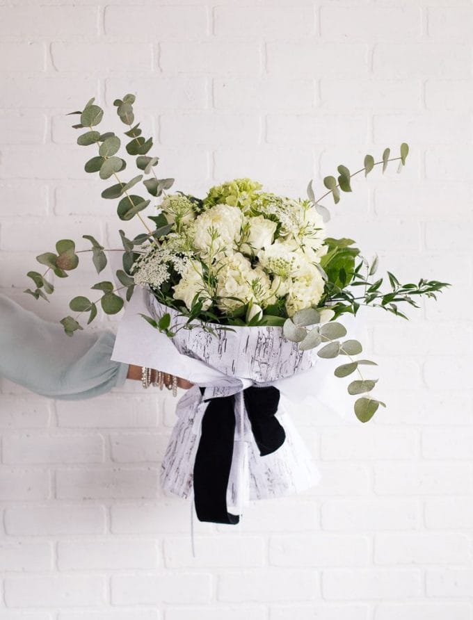 Bouquet de fleurs coupées - Hydrangées blanches et vertes, tulipes, roses, mums, eucalyptus, ruscus