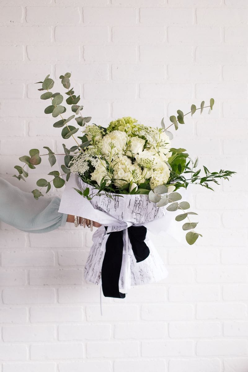 Bouquet de fleurs coupées - Hydrangées blanches et vertes, tulipes, roses, mums, eucalyptus, ruscus