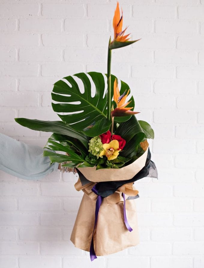 Bouquet de fleurs coupées - Oiseaux de paradis, monstera, hydrangée, cymbidium, rose, aspidistra