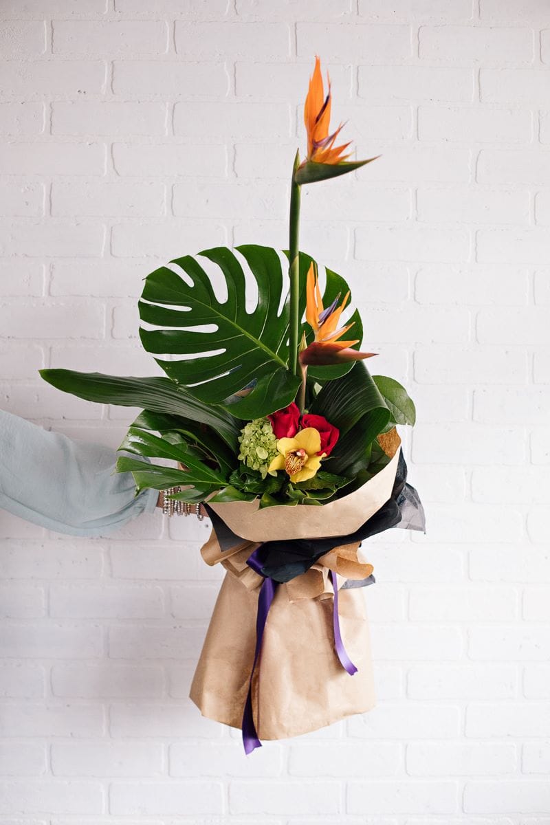 Bouquet de fleurs coupées - Oiseaux de paradis, monstera, hydrangée, cymbidium, rose, aspidistra