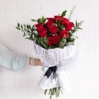 Bouquet de fleurs coupées - Douzaine de roses rouges avec feuillage