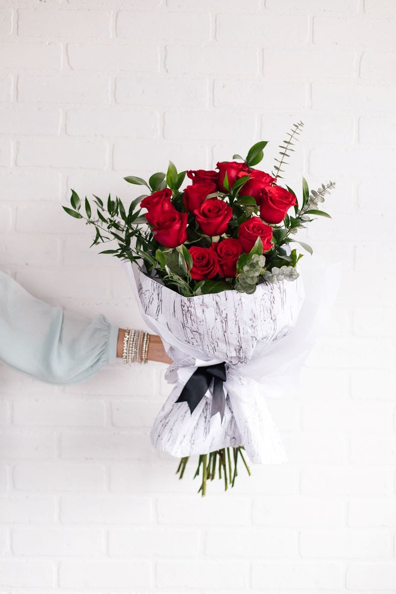 Bouquet de fleurs coupées - Douzaine de roses rouges avec feuillage