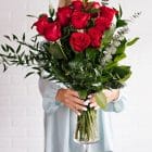 Bouquet de fleurs coupées avec vase - Douzaine de roses rouges avec feuillage