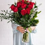 Bouquet de fleurs coupées avec vase - Douzaine de roses rouges avec feuillage