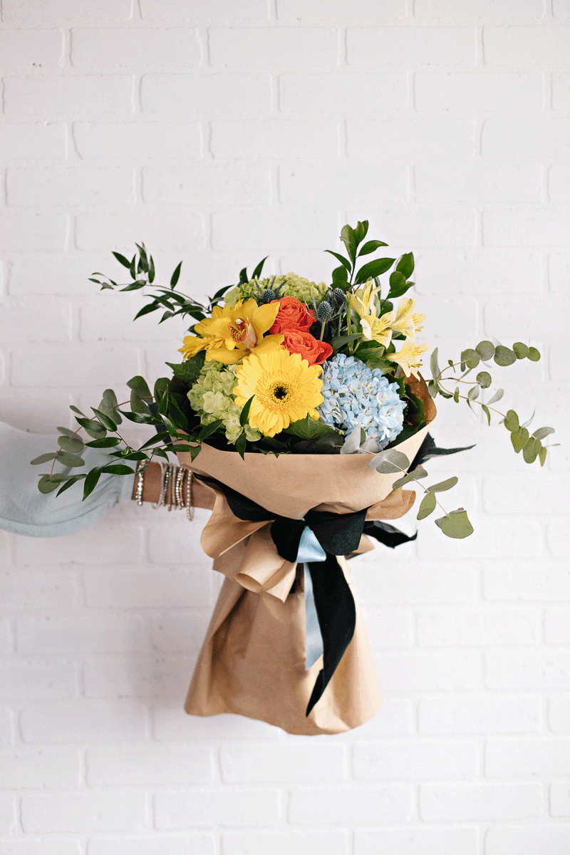 elisa-coin-sophie-fleuriste-decoration-evenement.png Bouquet de fleurs coupées - Gerberas, cymbidium, hydrangées, roses, éryngium, alstroemeria, ruscus, eucalyptus