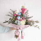 juliette-coin-sophie-fleuriste-bonheur.png Bouquet de fleurs coupées - Lisianthus, roses éternelles, cymbidium, éryngium