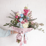 Bouquet de fleurs coupées - Lisianthus, roses éternelles, cymbidium, éryngium
