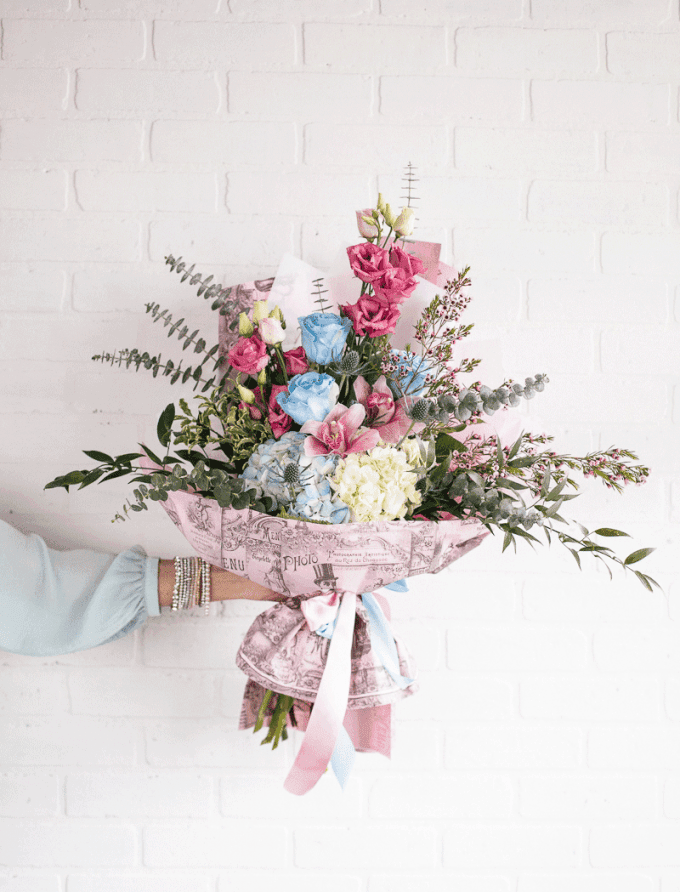 Bouquet de fleurs coupées - Lisianthus, roses éternelles, cymbidium, éryngium