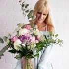 naissance-anniversaire-livraison-special-amour-valentin.jpg Bouquet de fleurs coupées avec vase - Hydrangées, mums, roses, tulipes, cymbidium, ruscus, eucalyptus