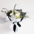 oceanna-coin-sophie-fleuriste-evenement.png Bouquet rond de fleurs coupées - Hydrangées, chrysanthème, roses, éryngium, tulipes, eucalyptus, ruscus