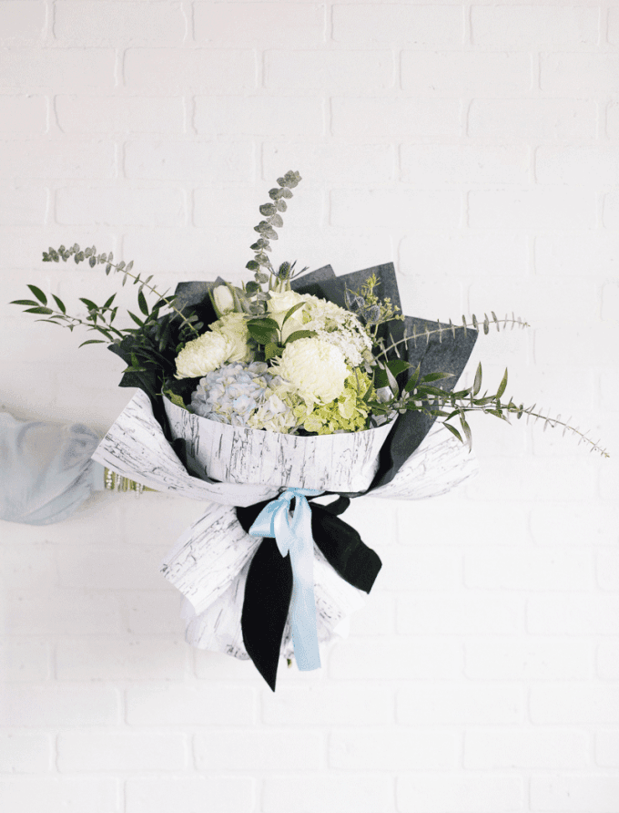 Bouquet rond de fleurs coupées - Hydrangées, chrysanthème, roses, éryngium, tulipes, eucalyptus, ruscus