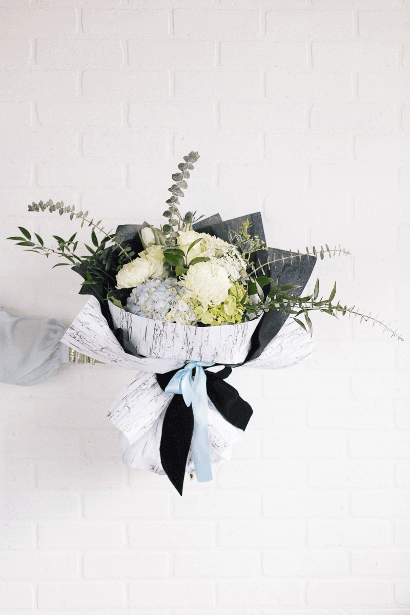 oceanna-coin-sophie-fleuriste-evenement.png Bouquet rond de fleurs coupées - Hydrangées, chrysanthème, roses, éryngium, tulipes, eucalyptus, ruscus