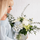 oceanna-coin-sophie-fleuriste-vase-evenement.png Bouquet rond de fleurs coupées avec vase - Hydrangées, chrysanthème, roses, éryngium, tulipes, eucalyptus, ruscus
