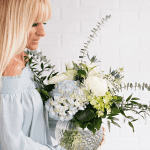 Bouquet rond de fleurs coupées avec vase - Hydrangées, chrysanthème, roses, éryngium, tulipes, eucalyptus, ruscus