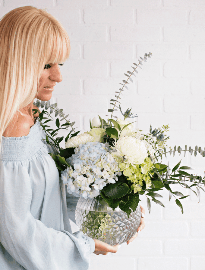 Bouquet rond de fleurs coupées avec vase - Hydrangées, chrysanthème, roses, éryngium, tulipes, eucalyptus, ruscus