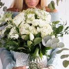 Bouquet de fleurs coupées avec vase - Hydrangées blanches et vertes, tulipes, roses, mums, eucalyptus, ruscus