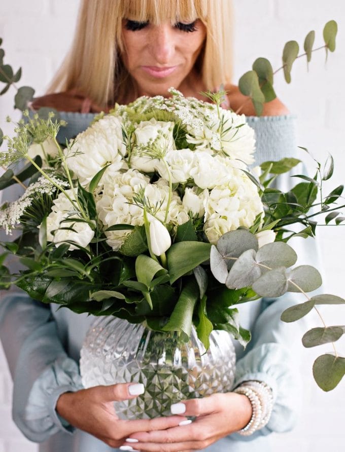 Bouquet de fleurs coupées avec vase - Hydrangées blanches et vertes, tulipes, roses, mums, eucalyptus, ruscus