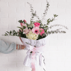 Bouquet de fleurs coupées - Hydrangée blanche, tulipes roses, roses, gerbera rose, cymbidium