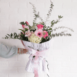 Bouquet de fleurs coupées - Hydrangée blanche, tulipes roses, roses, gerbera rose, cymbidium