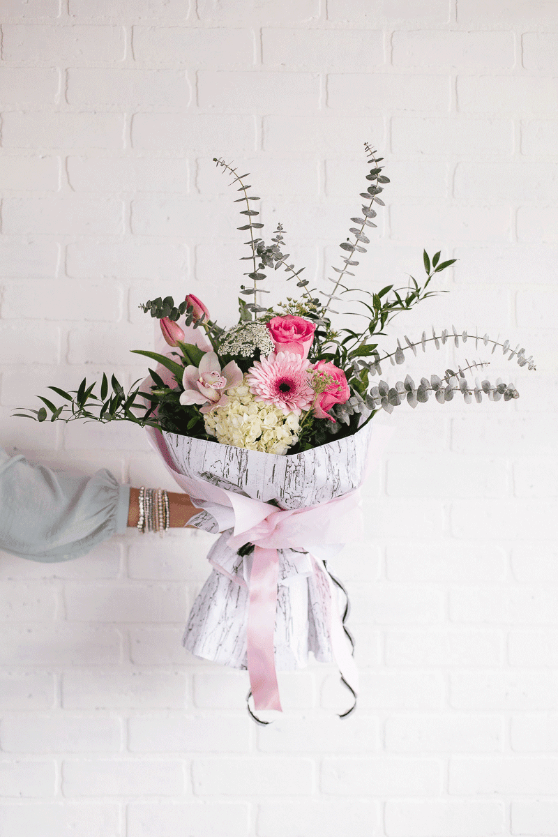 Bouquet de fleurs coupées - Hydrangée blanche, tulipes roses, roses, gerbera rose, cymbidium