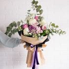 sofia-mauve-arrangement-floral-fleuriste-livraison.jpg Bouquet de fleurs coupées - Hydrangées, mums, roses, tulipes, cymbidium, ruscus, eucalyptus