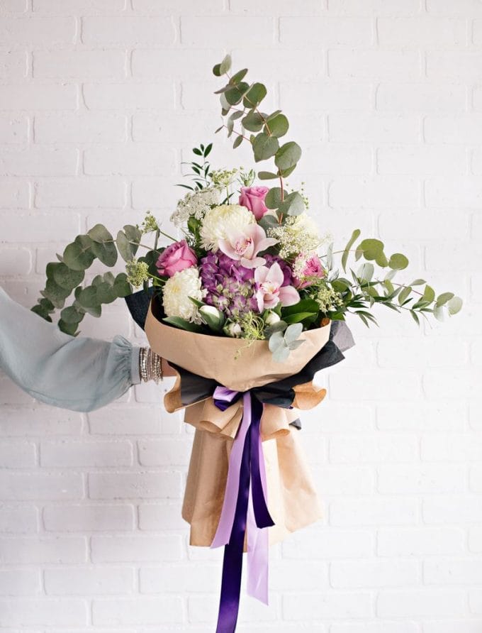 Bouquet de fleurs coupées - Hydrangées, mums, roses, tulipes, cymbidium, ruscus, eucalyptus