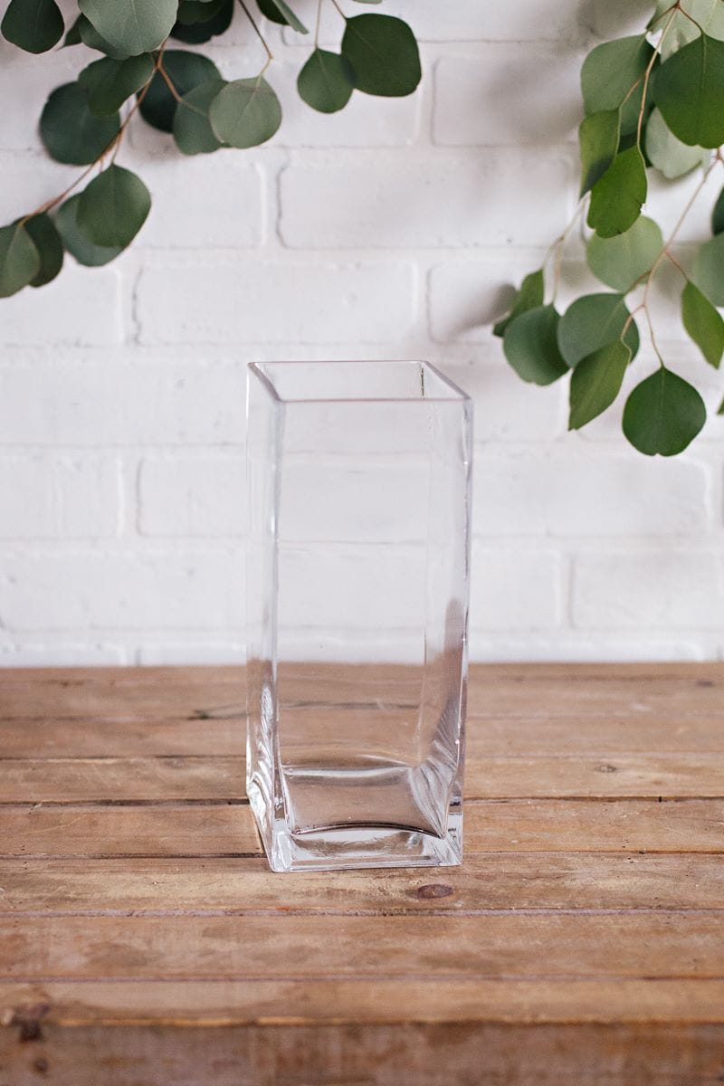 Long vase carré pour fleurs en verre transparent