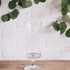 Vase long courbé sur pied en verre transparent sans motifs