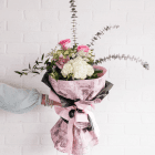 Bouquet de fleurs coupées - Hydrangées, roses, cymbidium, ruscus italien, eucalyptus, lace flower