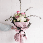 Bouquet de fleurs coupées - Hydrangées, roses, cymbidium, ruscus italien, eucalyptus, lace flower