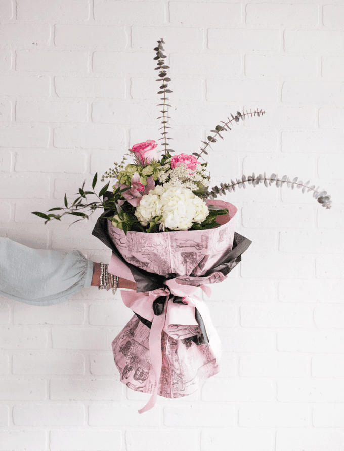 Bouquet de fleurs coupées - Hydrangées, roses, cymbidium, ruscus italien, eucalyptus, lace flower